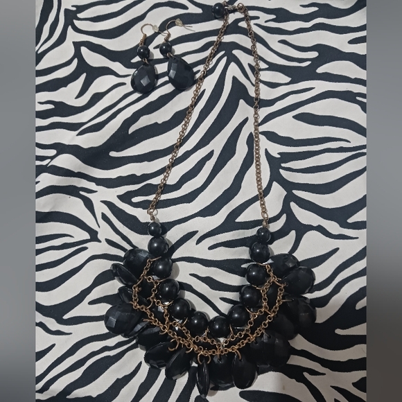 Women Fashion Black acrylic necklace set - Picture 5 of 6